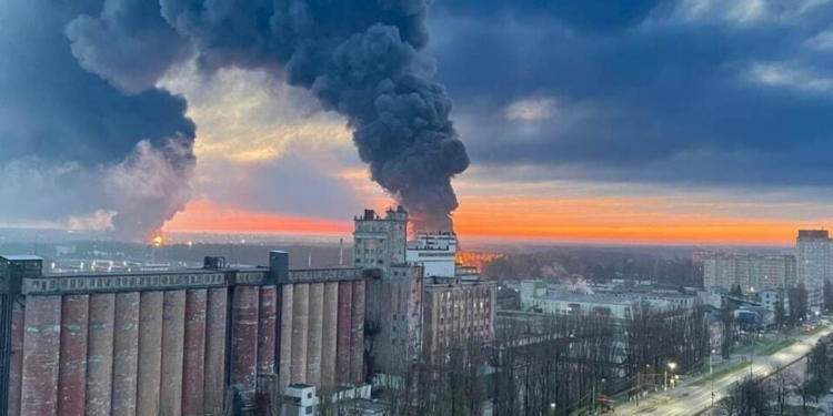 Масштаб пожара в Брянске оказался серьезнее, чем предполагалось вначале, и сама нефтебаза не простая (ВИДЕО)