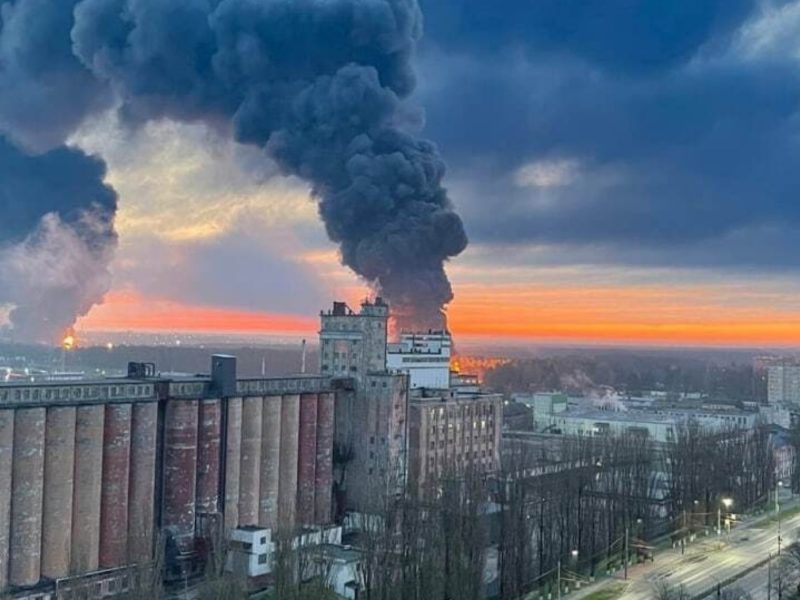Масштаб пожара в Брянске оказался серьезнее, чем предполагалось вначале, и сама нефтебаза не простая (ВИДЕО)