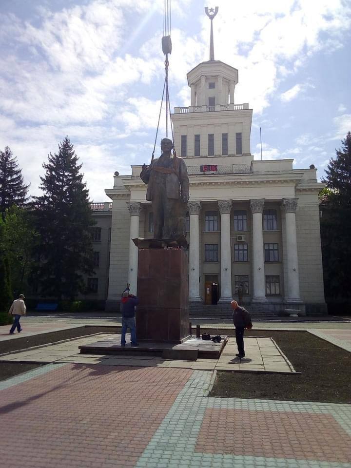 Оно того стоило? В оккупированной Новой Каховке рашисты снова ставят памятник Ленину (ФОТО) 2