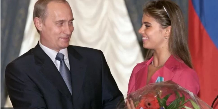 WSJ рассказал о Путине, Кабаевой и троих детях