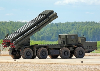 Под Киевом полиция изъяла у местного жителя российскую РСЗО с боекомплектом, которую тот прятал в ангаре (ВИДЕО)