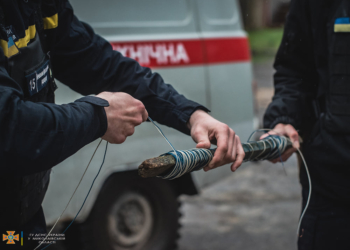 “Звичайні” пожежі та руйнування внаслідок ракетних ударів. Миколаївські рятувальники про минулу добу (ФОТО)