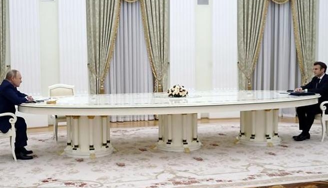 Журналисты нашли создателя 6-метрового стола путина, он рссказал, когда его сделал и сколько он стоит (ФОТО)