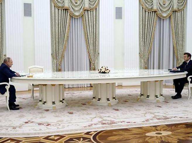 Журналисты нашли создателя 6-метрового стола путина, он рссказал, когда его сделал и сколько он стоит (ФОТО)