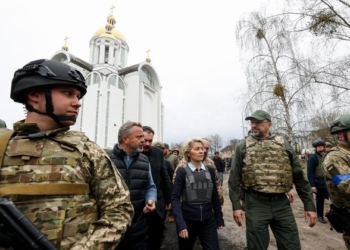 Руководство Евросоюза посетило Бучу – там началась эксгумация тел из братских могил (ФОТО)
