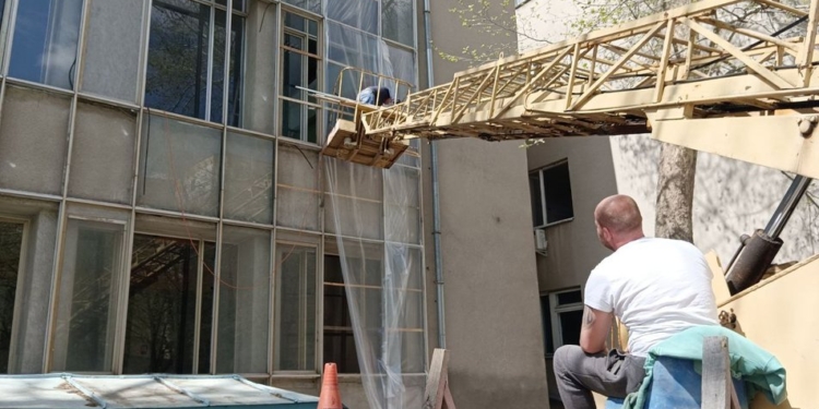 От вчерашних обстрелов российских РСЗО пострадала Корабельная районная администрация в Николаеве (ВИДЕО)