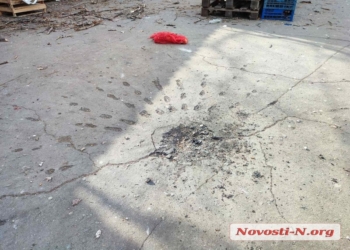 Под обстрел РСЗО в Николаеве попали люди на остановке и пассажиры маршрутки, есть жертвы