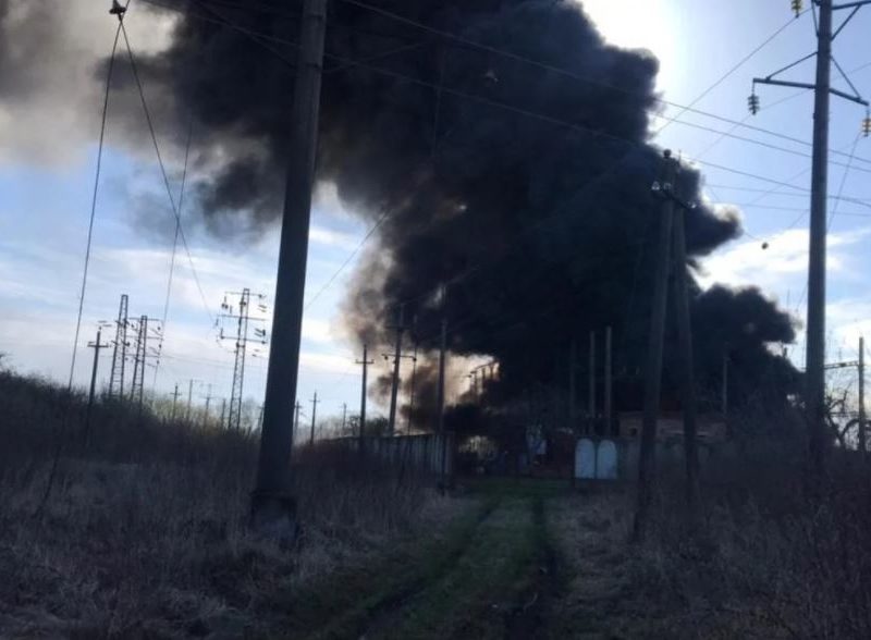 Ракетные удары по Львовщине: пожары в Золочевском районе, горит ж-д станция Красное (ВИДЕО)
