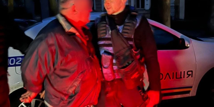 У Миколаєві п’яний чоловік з ножем кидався на перехожих – його затримала Миколаївська обласна варта (ФОТО)