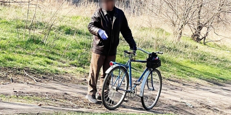 В Николаеве мужчина избил патрульную, которая не давала ему увезти из парка неразорвавшийся рашистский снаряд (ФОТО)