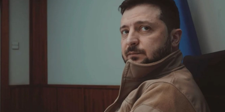 Зеленский дал интервью российскому изданию, его спросили, что будет через 20 лет. “В Украине точно будет другой президент, а у вас – мало ли…” (ВИДЕО)