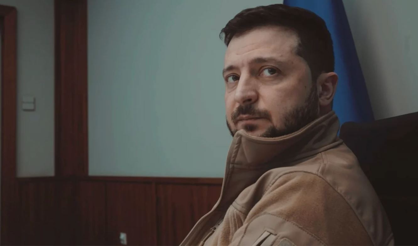 Зеленский дал интервью российскому изданию, его спросили, что будет через 20 лет. “В Украине точно будет другой президент, а у вас – мало ли…” (ВИДЕО)