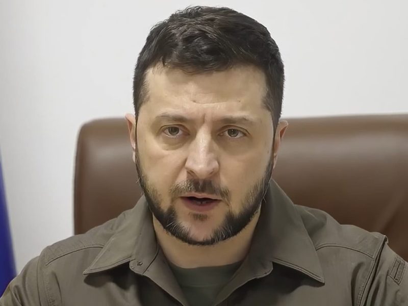 Зеленский заявил, что не подпишет поправки к гимну, а их инициаторам предложил взять оружие