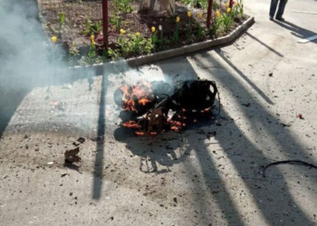 В оккупированном Мелитополе на стоянке возле супермаркета произошел мощный взрыв (ВИДЕО)
