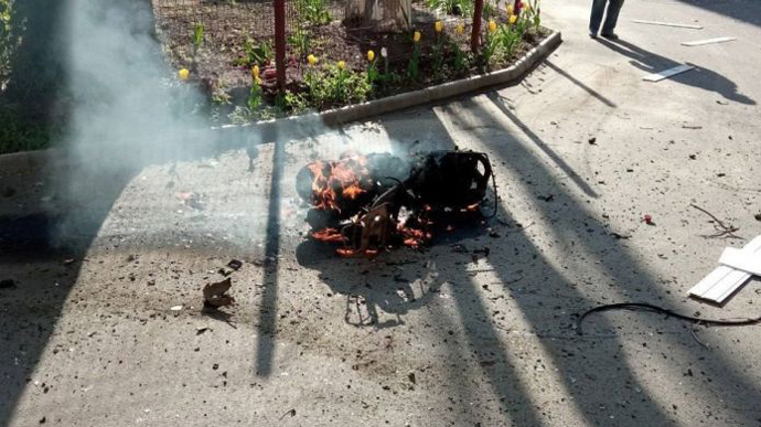 В оккупированном Мелитополе на стоянке возле супермаркета произошел мощный взрыв (ВИДЕО)
