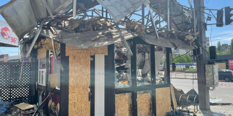 Депутат Миколаївської міськради показав наслідки «прильоту» ворожої ракети по площі Перемоги напередодні 9 травня (ФОТО, ВІДЕО)