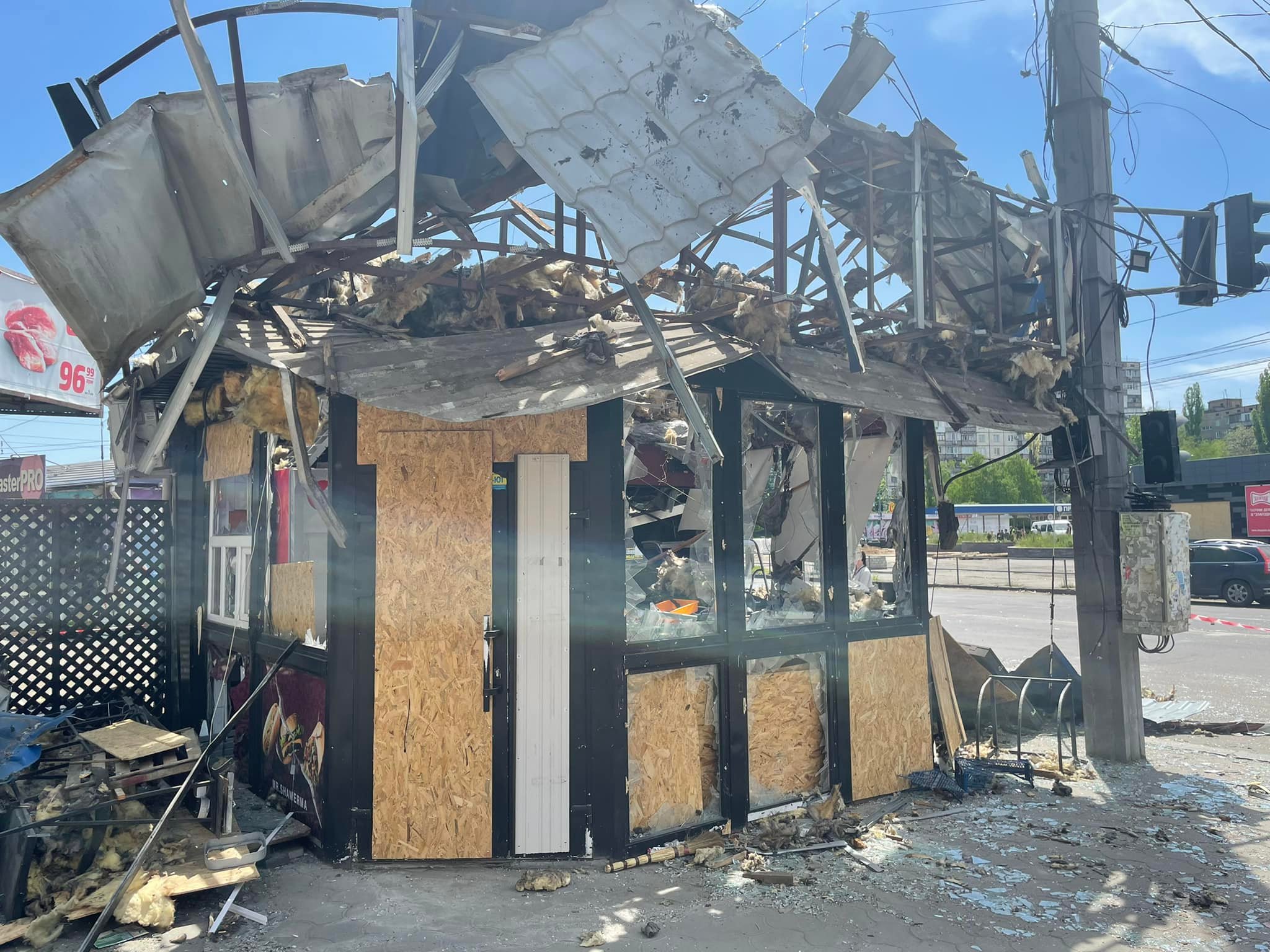 Депутат Миколаївської міськради показав наслідки «прильоту» ворожої ракети по площі Перемоги напередодні 9 травня (ФОТО, ВІДЕО)