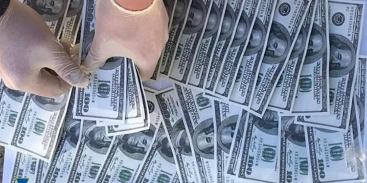 В Миколаїві бандформування, в яке входив поліцейський, “вибивало” з людини неіснуючий борг у $13 тис.