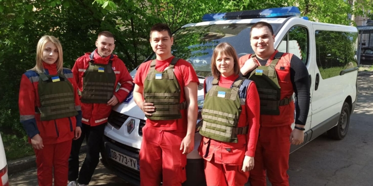 На Миколаївщині лікарі «швидких» отримали 5 бронежилетів від благодійників