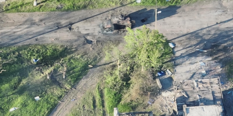 На це можна дивитися вічно: миколаївські десантники знищили російський бронеавтомобіль “Тигр” разом з екіпажем (ФОТО)