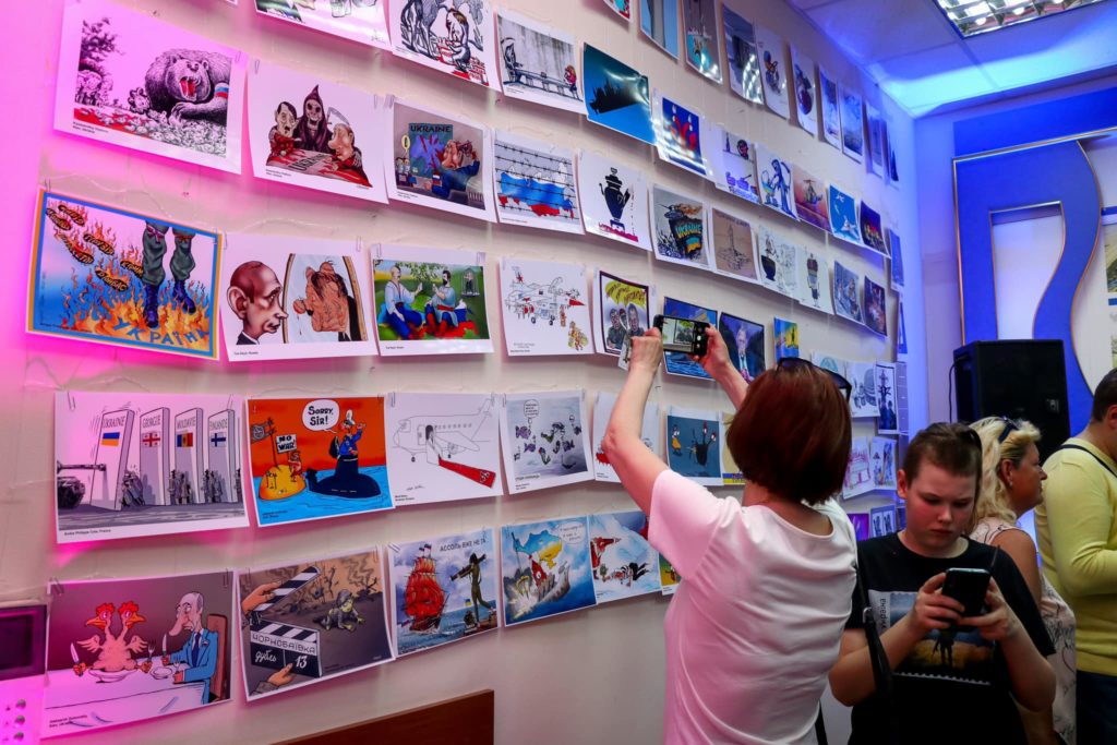 У Миколаєві відкрилась виставка антивоєнних карикатур і відбулося спецпогашення марки і конверту «Ассоль вже не та» (ФОТО) 13