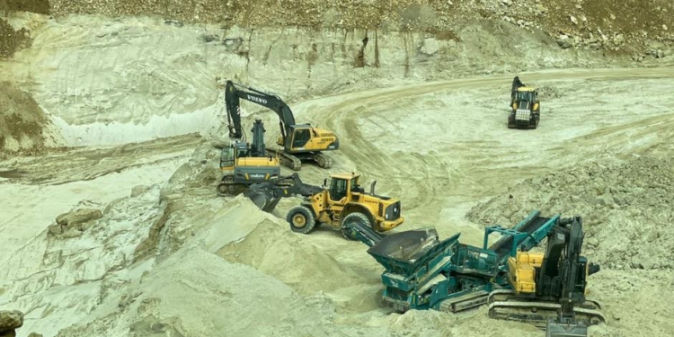 Більше 100 автомобілів, земельні ділянки та будівлі – суд арештував рухоме і нерухоме майно родичів Медведчука та Козака