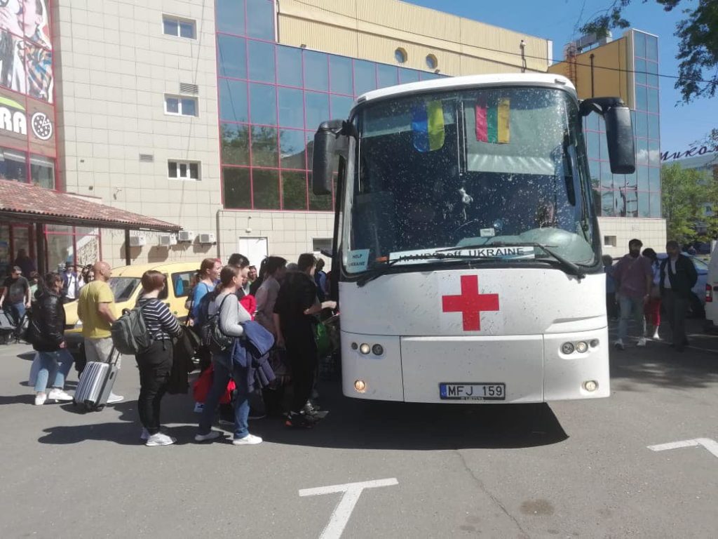 Ще 75 матусь з дітьми виїхали з Миколаєва до Австрії (ФОТО) 1