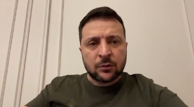 «Перші евакуйовані з «Азовсталі» прибудуть у Запоріжжя завтра вранці. Сподіваюсь, що завтра продовжимо вивозити людей із Маріуполя» – Зеленський (ВІДЕО)