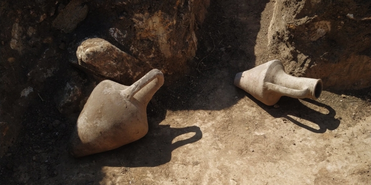 Під час фортифікаційних робіт на Одещині бригада тероборони знайшла старовинні амфори (ФОТО)