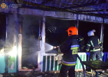На Миколаївщині за добу загасили 7 пожеж, дві з яких спалахнули через обстріли. Зведення від рятувальників (ФОТО)