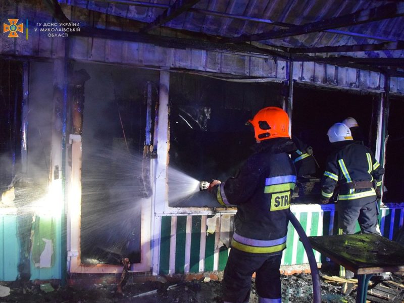 На Миколаївщині за добу загасили 7 пожеж, дві з яких спалахнули через обстріли. Зведення від рятувальників (ФОТО)