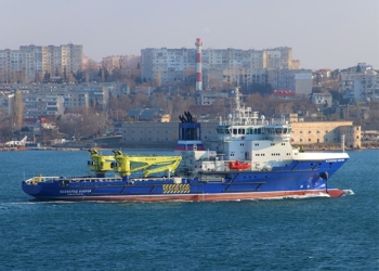 Змієбаївка: у острова Зміїний завдяки українським військовим загорілося російське судно «Всеволод Бобров» (ВІДЕО)