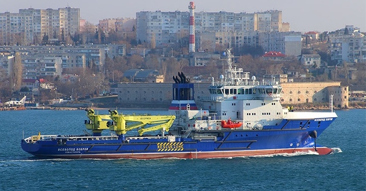 Змієбаївка: у острова Зміїний завдяки українським військовим загорілося російське судно «Всеволод Бобров» (ВІДЕО)