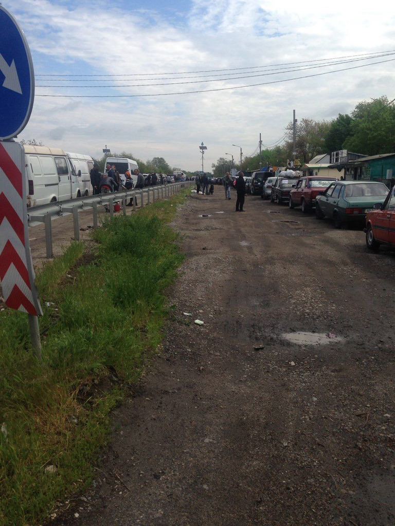 Чекали три дні: величезну колону цивільних авто з маріупольцями нарешті пропустили до Запоріжжя (ФОТО) 1