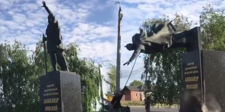 В Харькове снесли памятник русскому князю Александру Невскому (ВИДЕО)