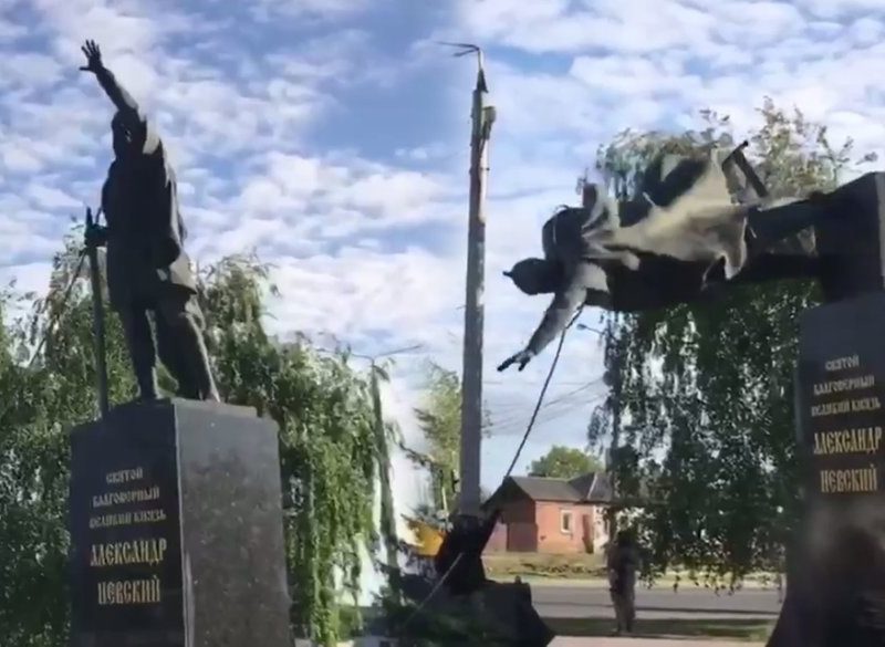 В Харькове снесли памятник русскому князю Александру Невскому (ВИДЕО)