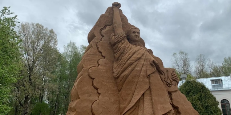 В Эстонии появилась пятиметровая песчаная скульптура Владимира Зеленского (ФОТО)