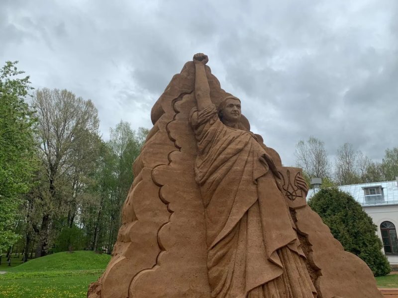 В Эстонии появилась пятиметровая песчаная скульптура Владимира Зеленского (ФОТО)