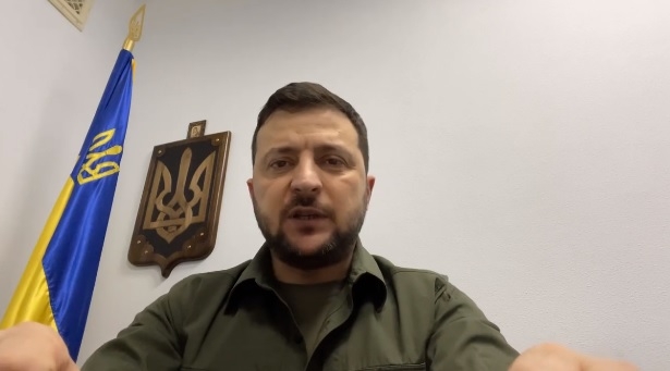 «Кожен з нас щодня має дбати про те, щоб допомогти обороні» – звернення Зеленського (ВІДЕО)