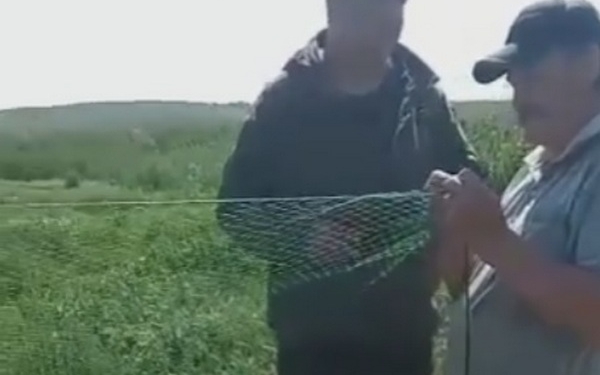 На ринку Вознесенська рибою торгують законно, а ось рибалять на Мертвоводі деякі – з порушенням правил (ВІДЕО)