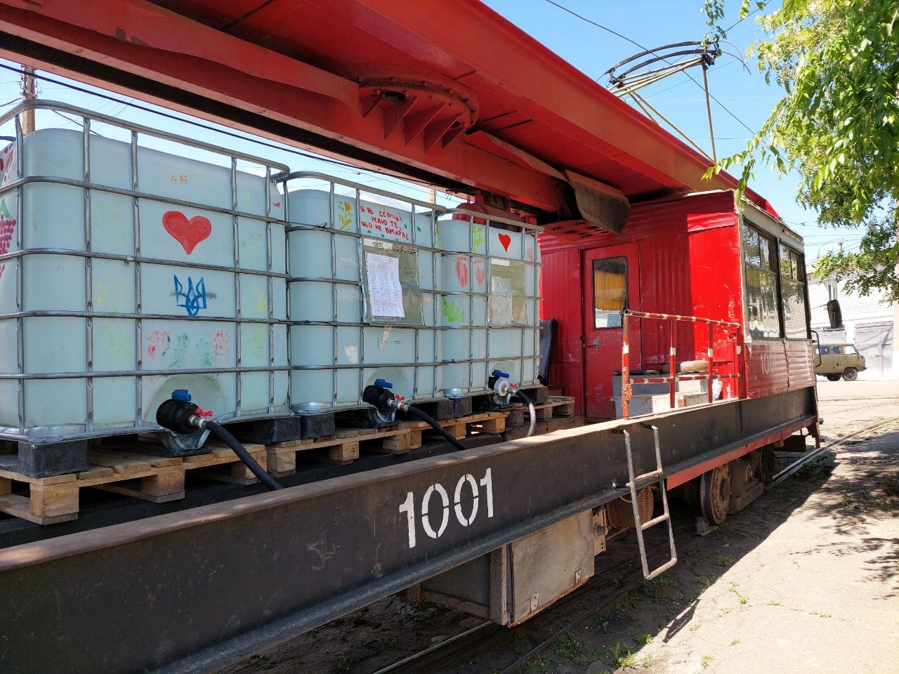 Трамваєм і тролейбусом: “Миколаївелектротранс” починає розвіз питної води для потреб миколаївців (ФОТО)