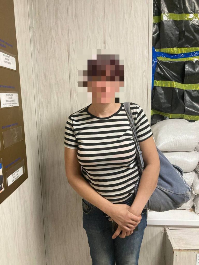 У Миколаєві поліцейські охорони затримали жінку, яка 10 років перебувала у розшуку за несплату аліментів (ФОТО) 1