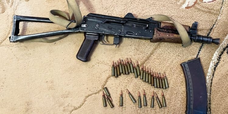 Зібрав після окупантів: на Миколаївщині у чоловіка вилучили автомат, набої та гранату (ФОТО, ВІДЕО)