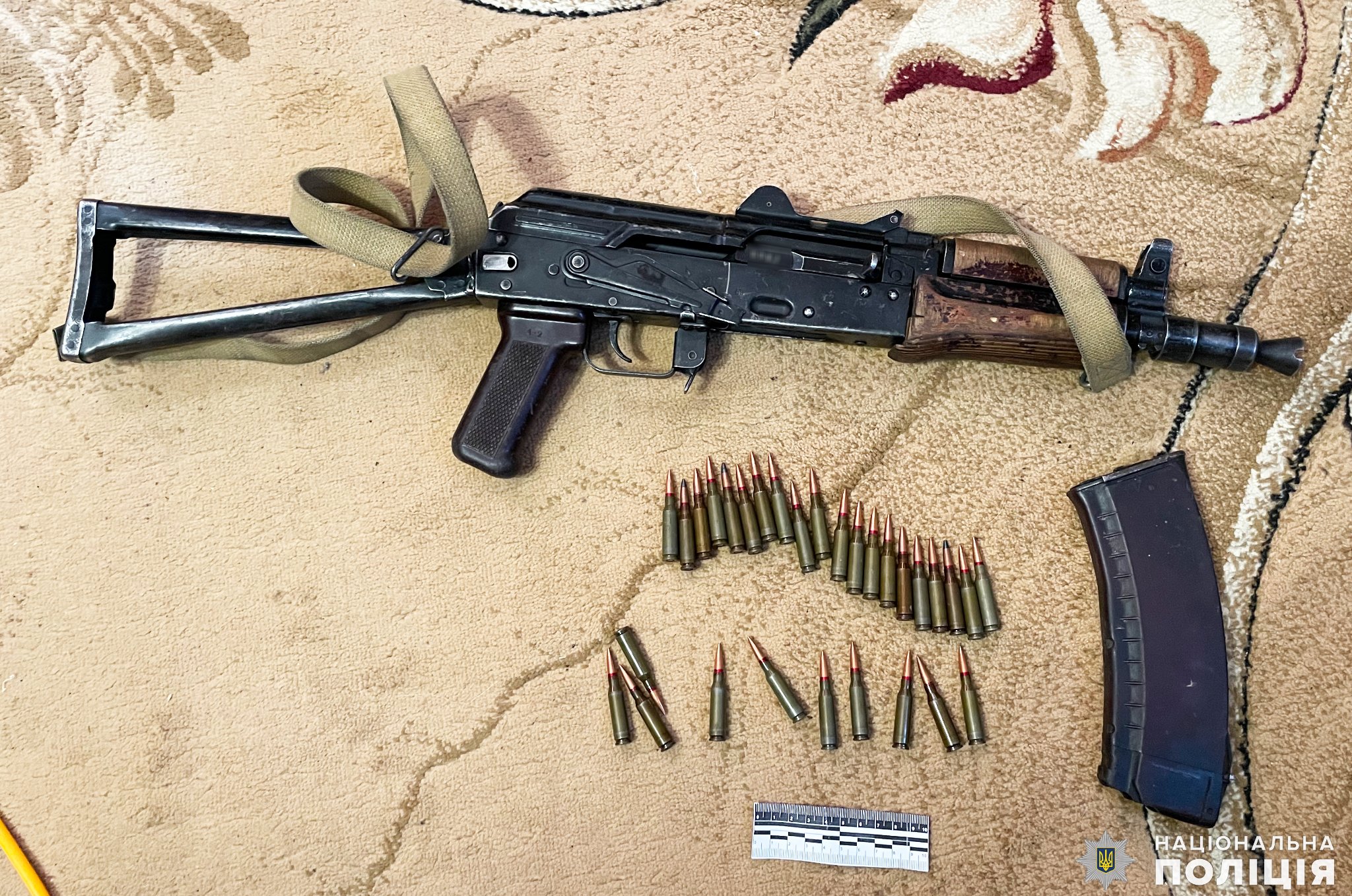 Зібрав після окупантів: на Миколаївщині у чоловіка вилучили автомат, набої та гранату (ФОТО, ВІДЕО)