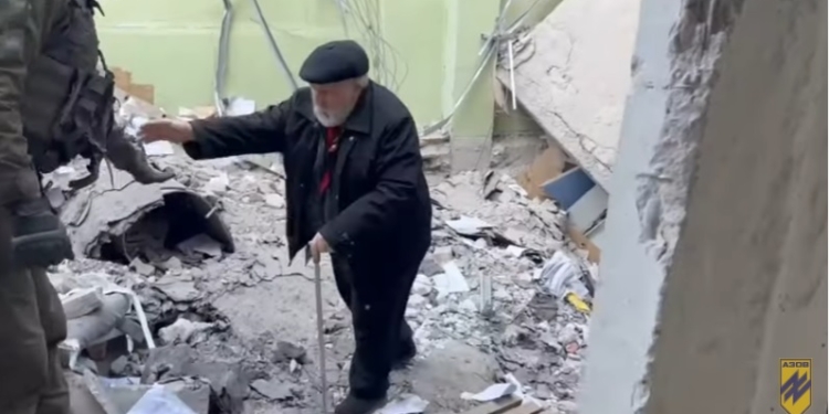 Після бомбардувань «Азовсталі» бійці полку «Азов» дістали з-під завалів близько 100 маріупольців. Як проходила евакуація (ВІДЕО)