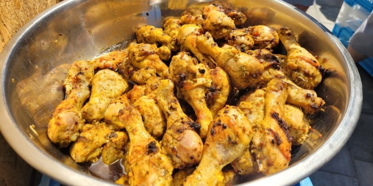 У Миколаєві канадець безкоштовно годує людей барбекю (ВІДЕО)