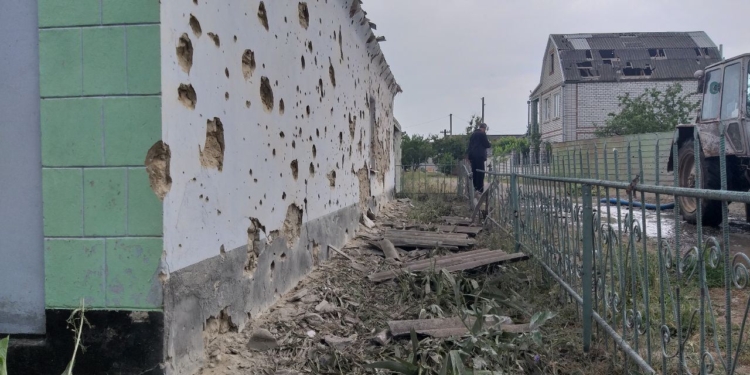 Ранковий обстріл Миколаєва: пошкоджено більше 20 будинків, поранена 1 людина (ФОТО)