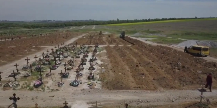 Не менше 16 тисяч маріупольців поховали окупанти у братських могилах з середини квітня (ВІДЕО)
