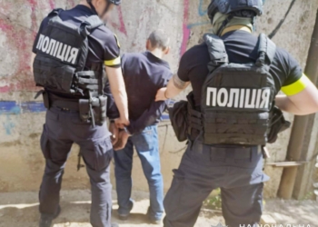 У Миколаєві по вулиці п’яний громадянин «гуляв» з гранатою (ФОТО)