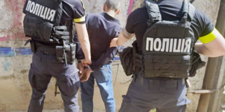 У Миколаєві по вулиці п’яний громадянин «гуляв» з гранатою (ФОТО)